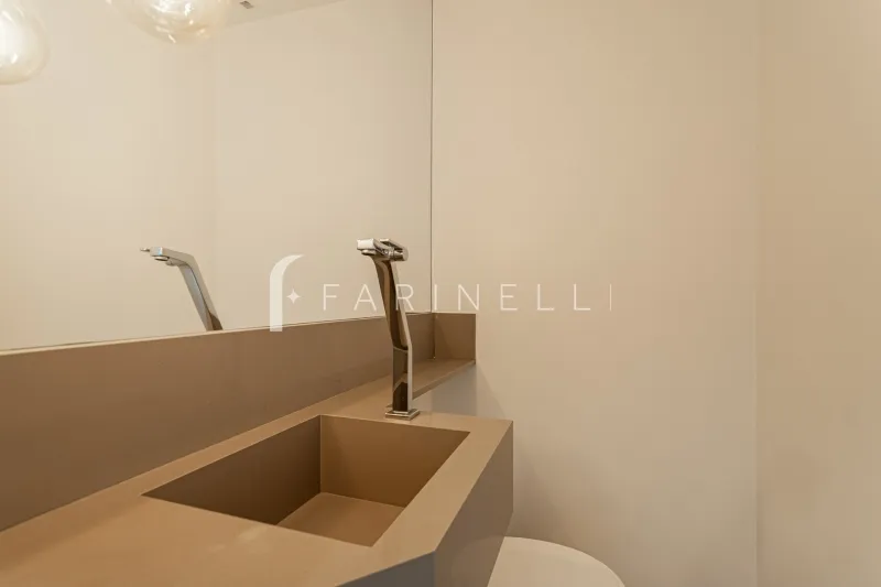 Glass-enclosed balcony in a 3-bedroom apartment, 136 m² — photo 24