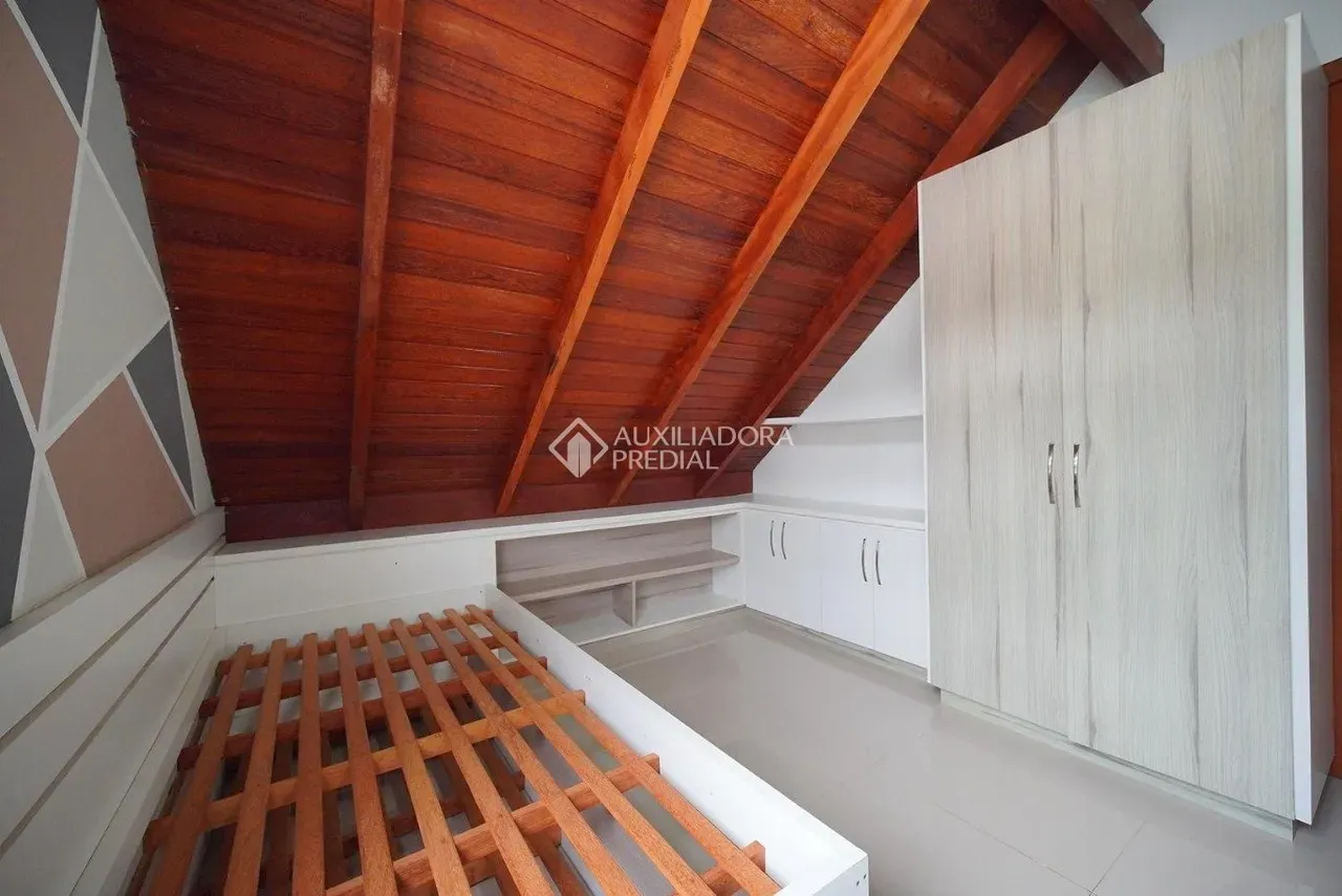Walk-in closet in a 3-bedroom house, 140 m² — photo 15