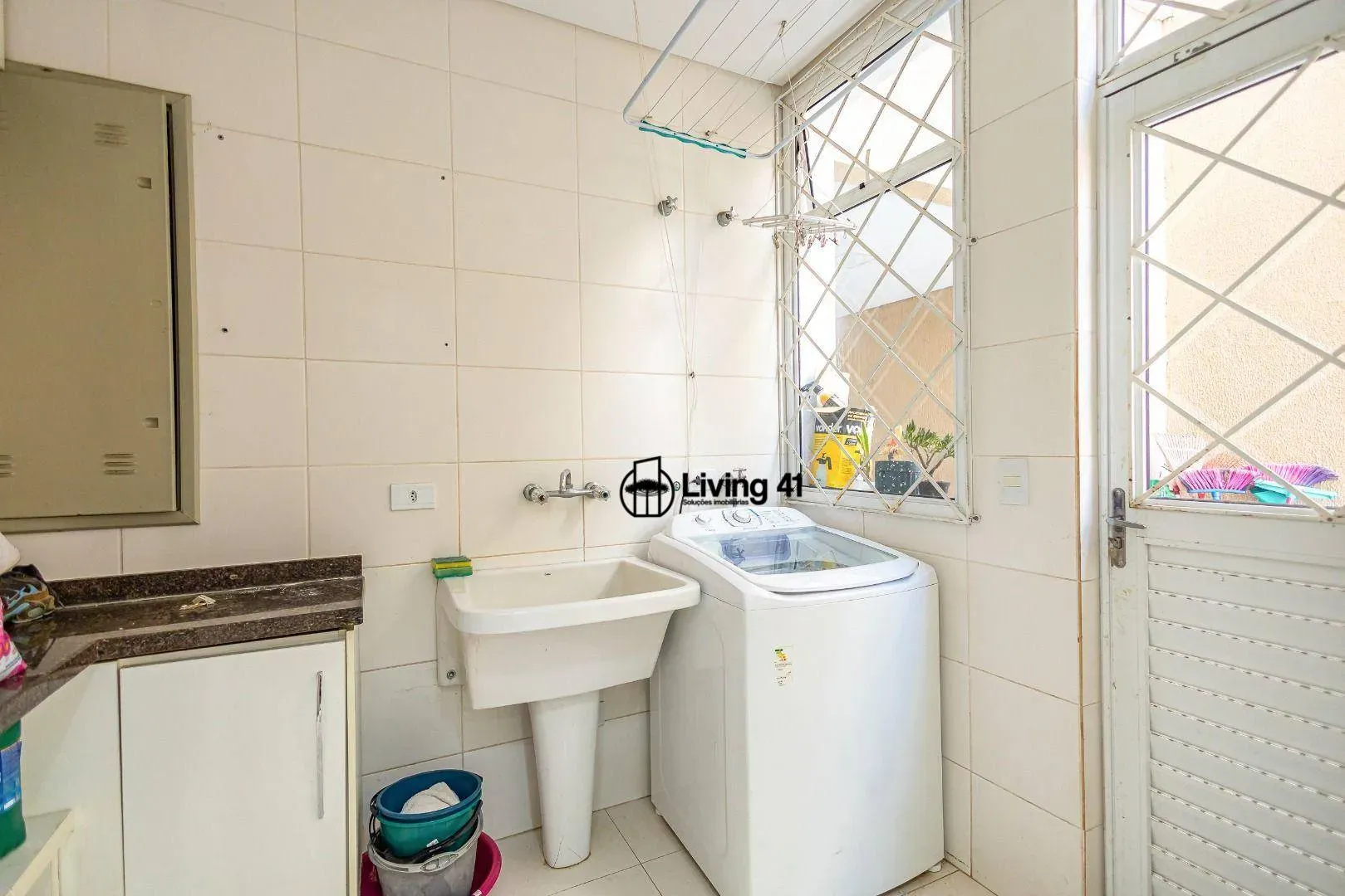 Дом с 4 спальнями, 5 ванными и домашним офисом — photo 30