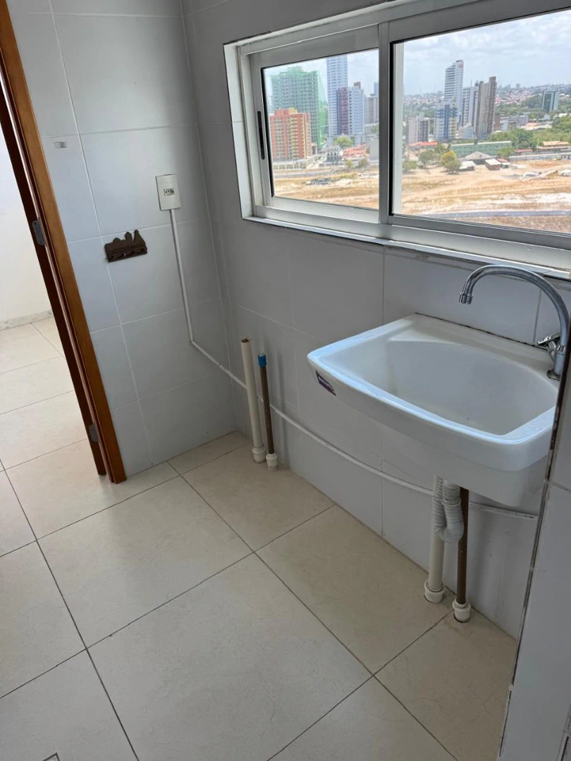 4-bedroom apartment in a building with a gym — photo 10