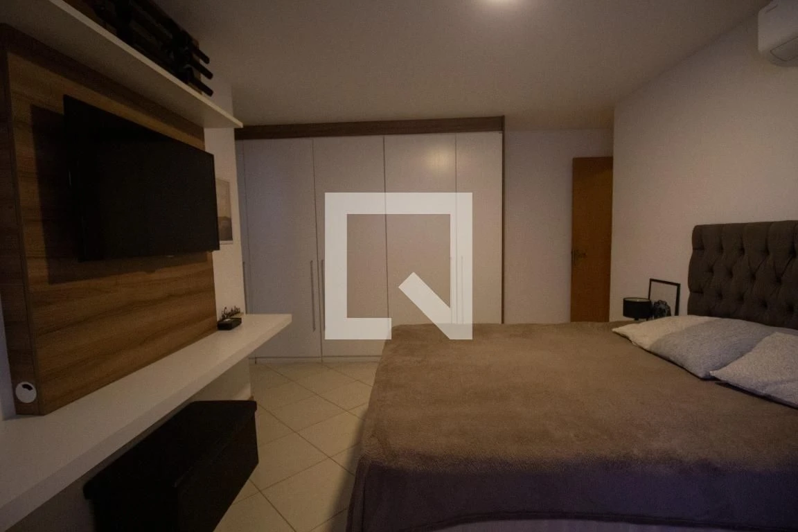 Furnished apartment with 2 en-suite bedrooms and desk — photo 5