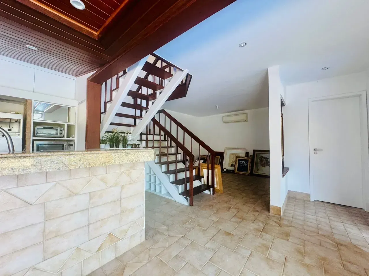 House with 5 suites and an integrated kitchen — photo 45