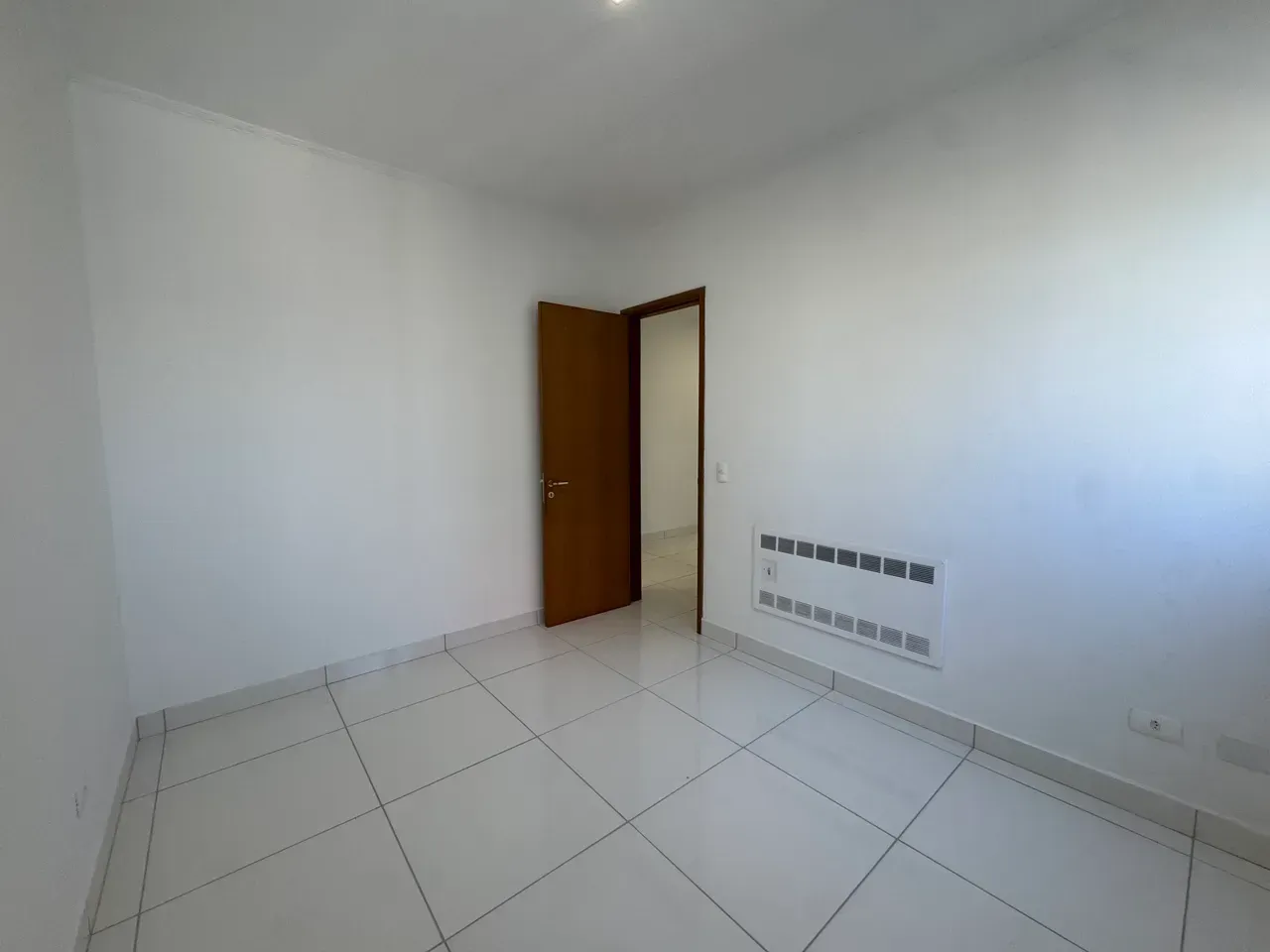 1-bedroom apartment with open-plan kitchen and balcony — photo 5