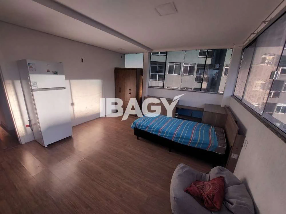 Studio de 25 m² com piso de madeira — photo 2