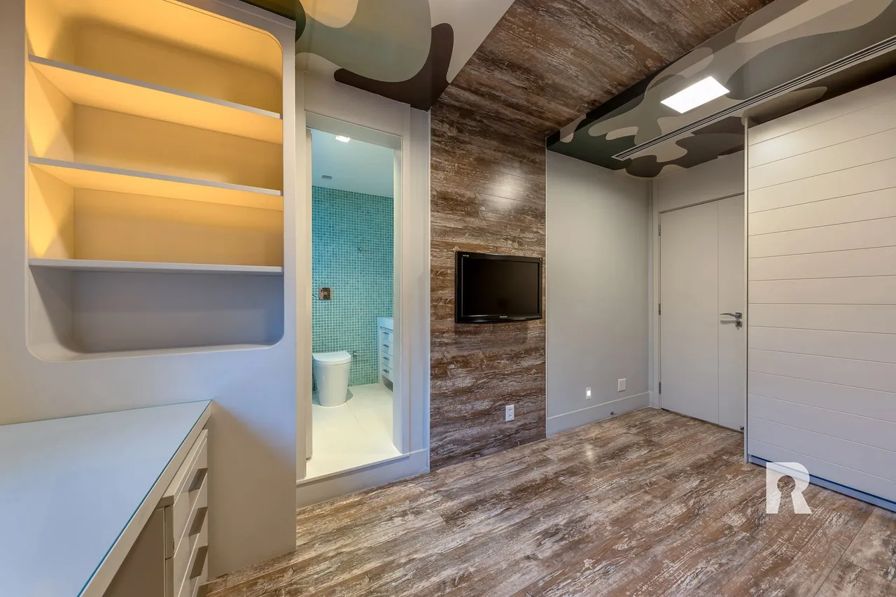 4-bedroom apartment with 5 bathrooms and enclosed balcony — photo 19