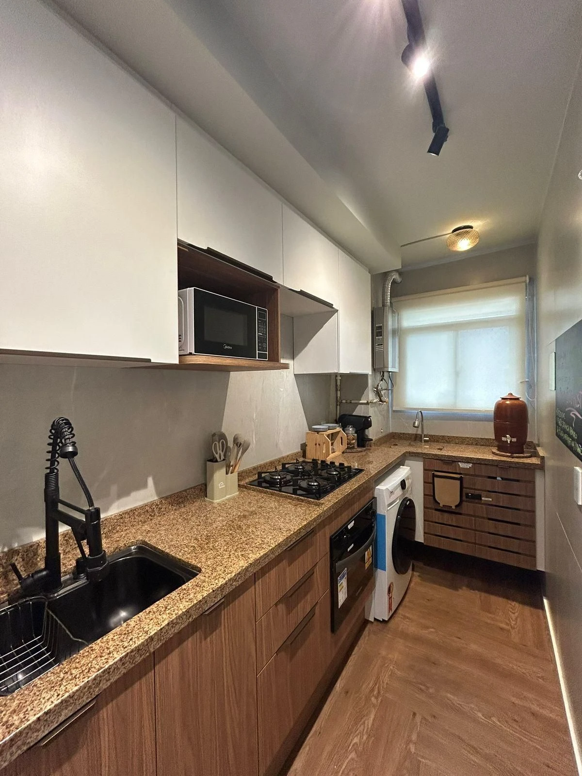 Apartamento mobiliado com cozinha americana e varanda envidraçada — photo 3
