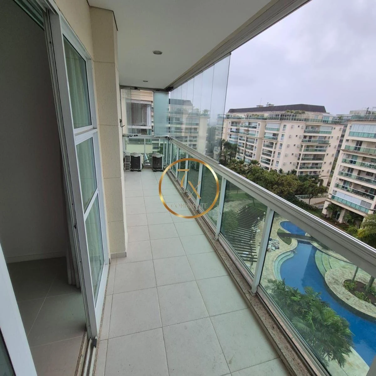 Застеклённый балкон и 3 спальни: квартира 200 м²