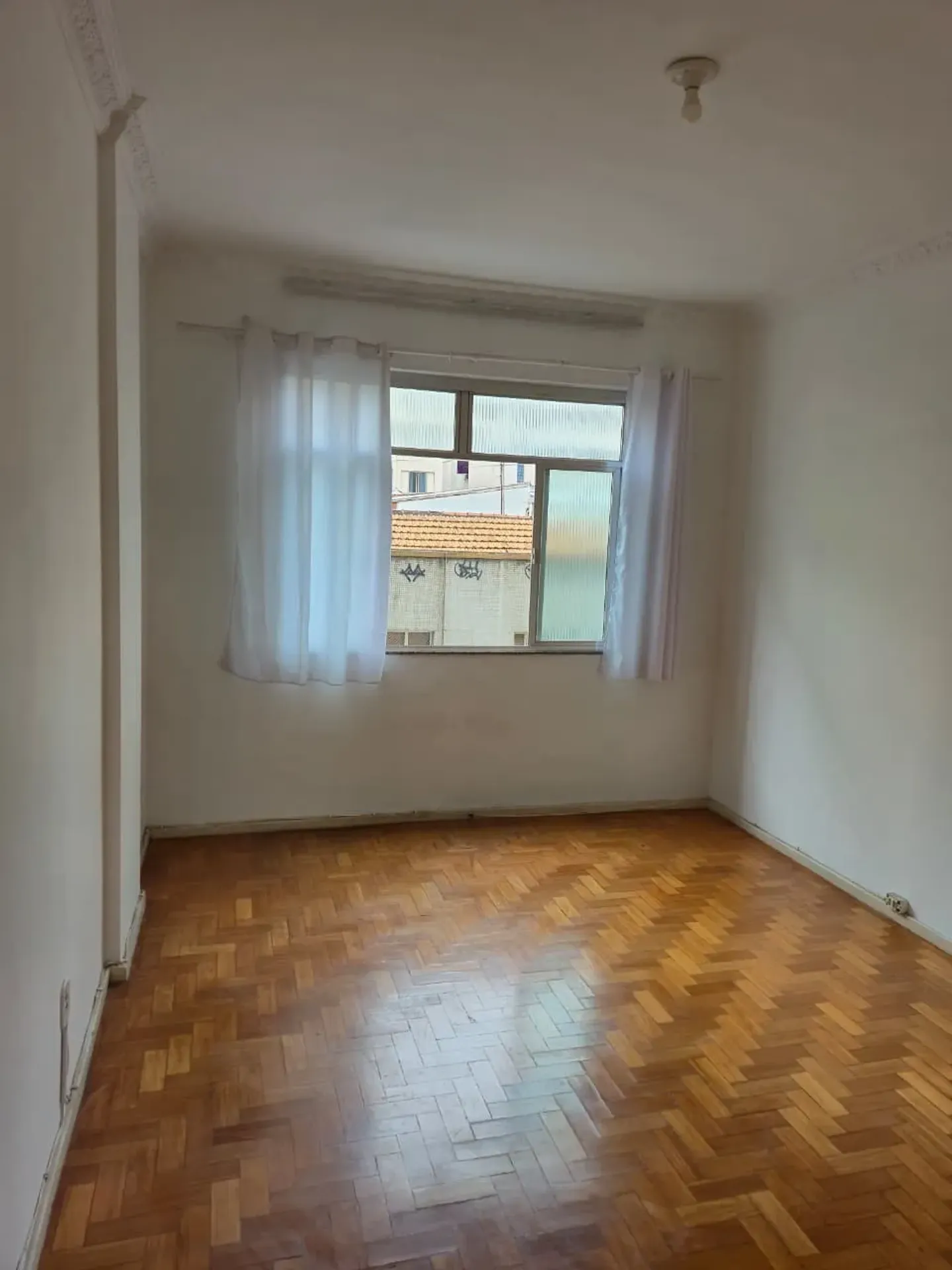 Studio on the 3rd floor with wood or laminate floors — photo 13