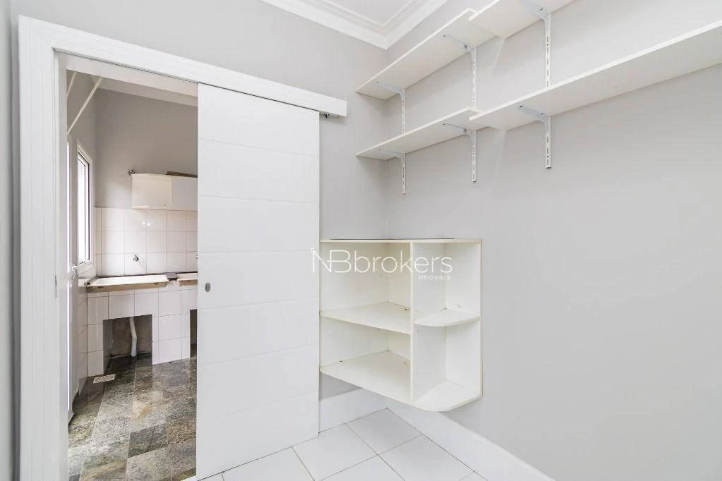 444 m² house with 4 bedrooms, private garden and parking — photo 27