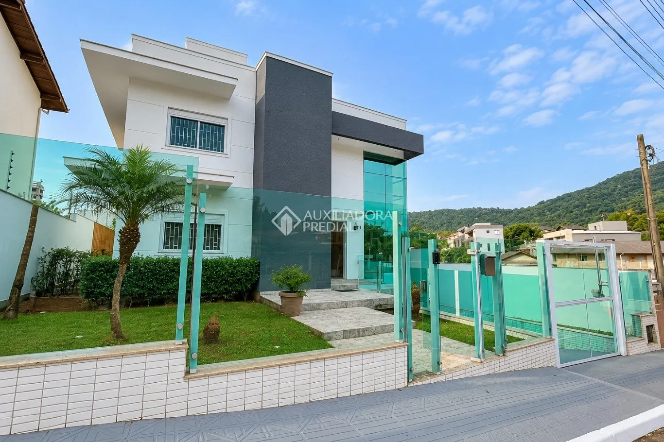 Bathtub in a 4-bedroom house, 280 m² — photo 5
