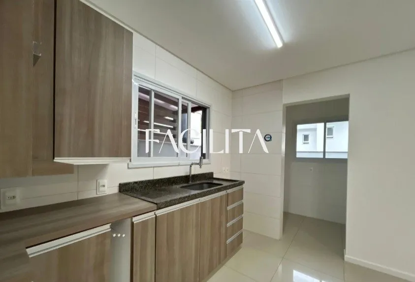 Casa com 3 quartos e cozinha americana com fogão — photo 9