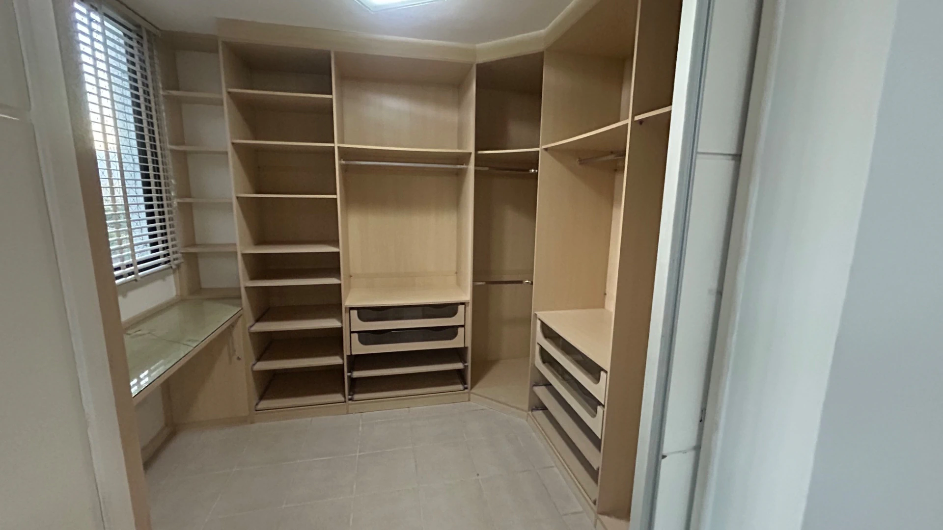 Apartamento de 3 quartos com piso de cerâmica e 2 banheiros — photo 26