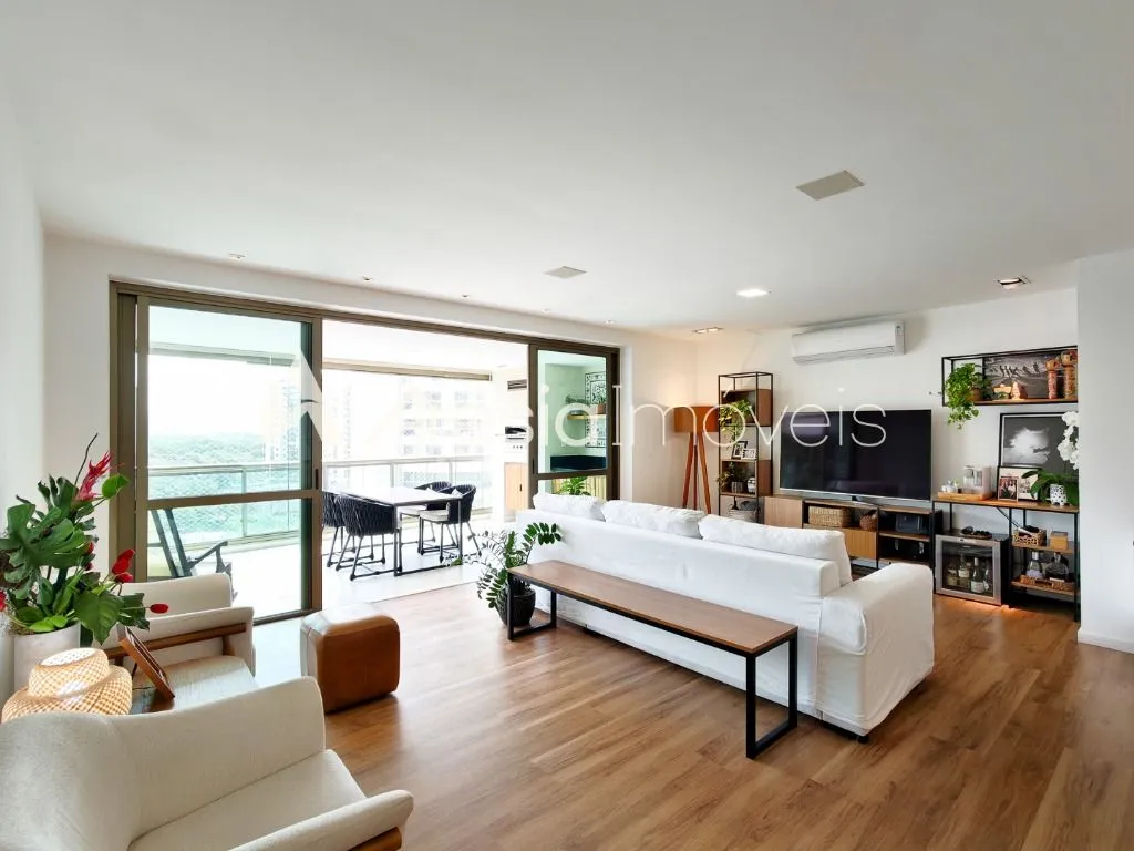 Balcony with a grill in a 4-bedroom apartment, 178 m² — photo 15