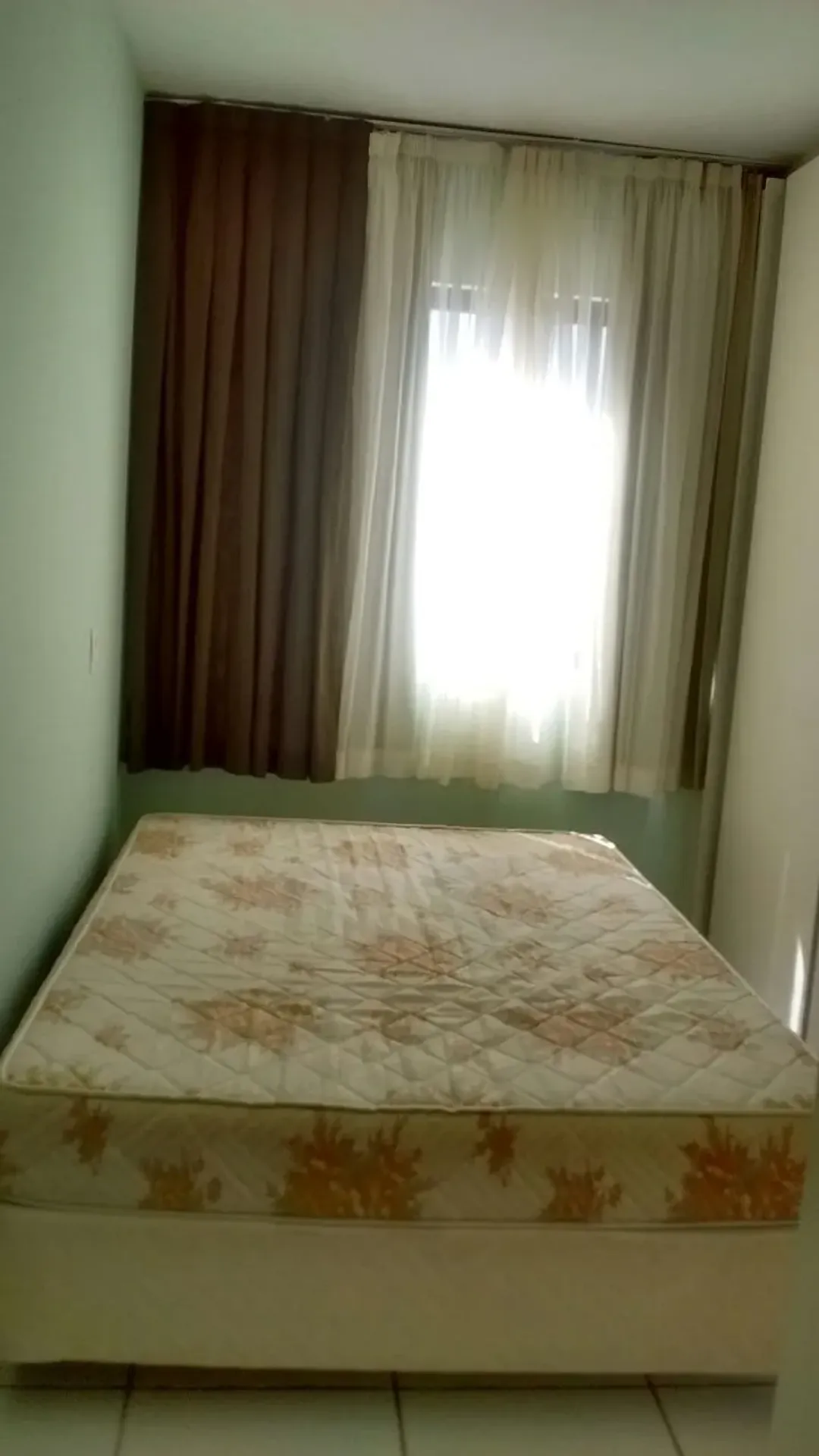 One-bedroom apartment in a building with a gym — photo 10