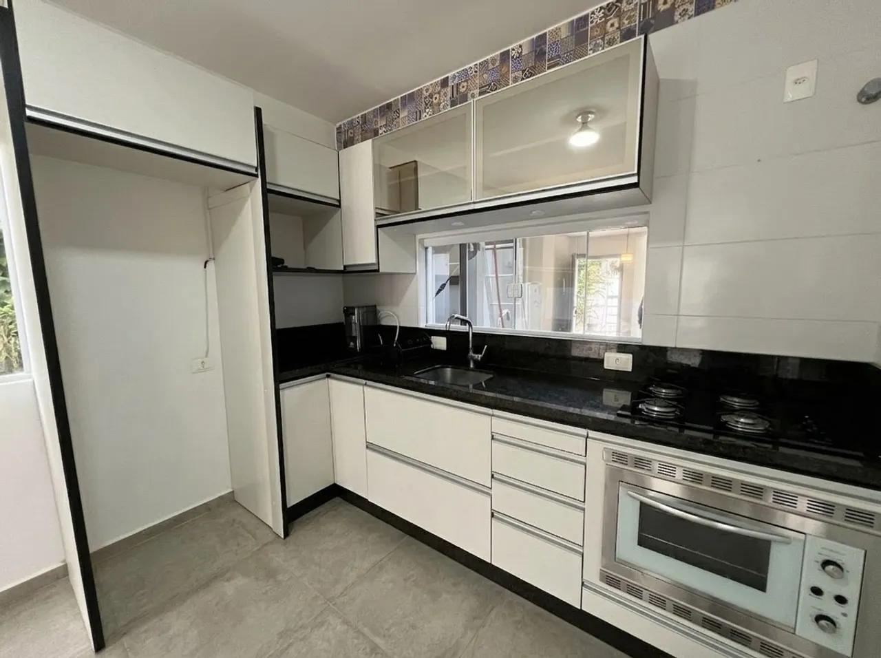 Balcony with a grill in a 2-bedroom house, 120 m² — photo 3