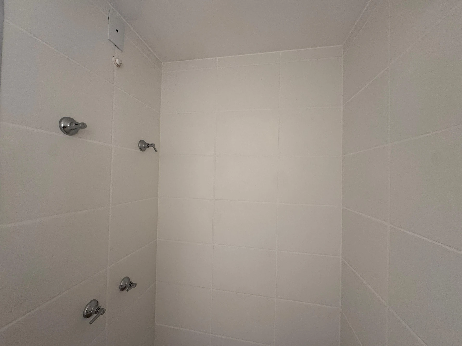 Unfurnished 2-bedroom apartment with parking and balcony — photo 36