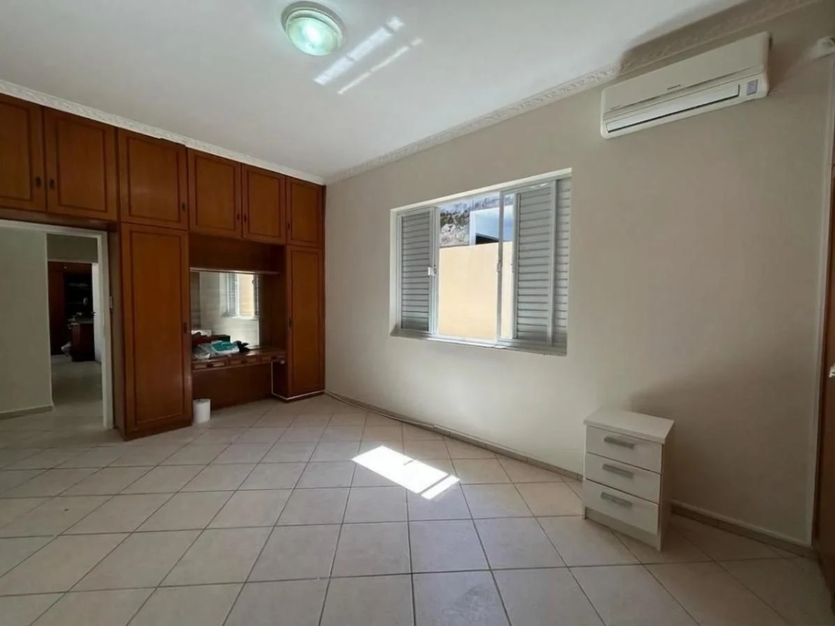 Bathtub in a 4-bedroom house, 330 m² — photo 9