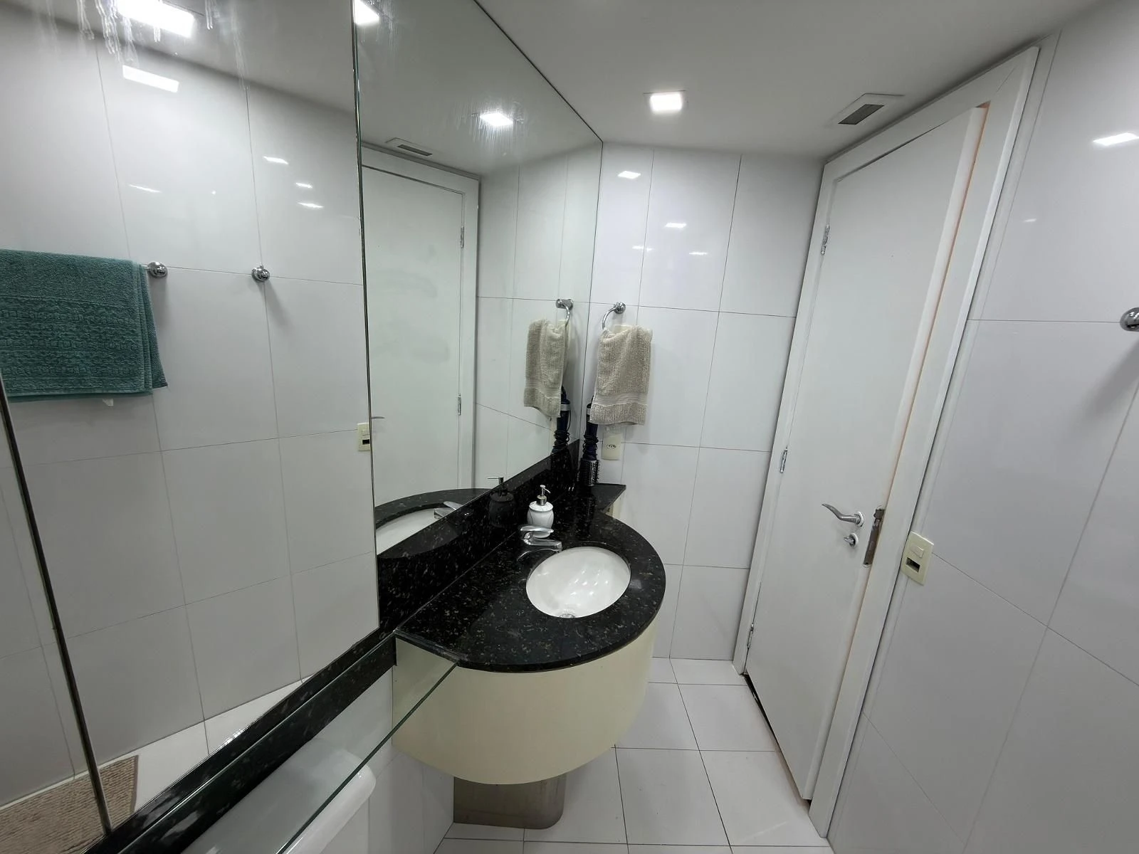 Furnished 1-bedroom apartment with balcony and parking — photo 17
