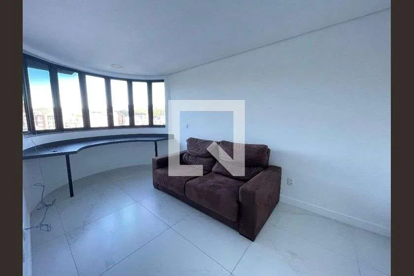 Furnished house with 5 bedrooms and window views