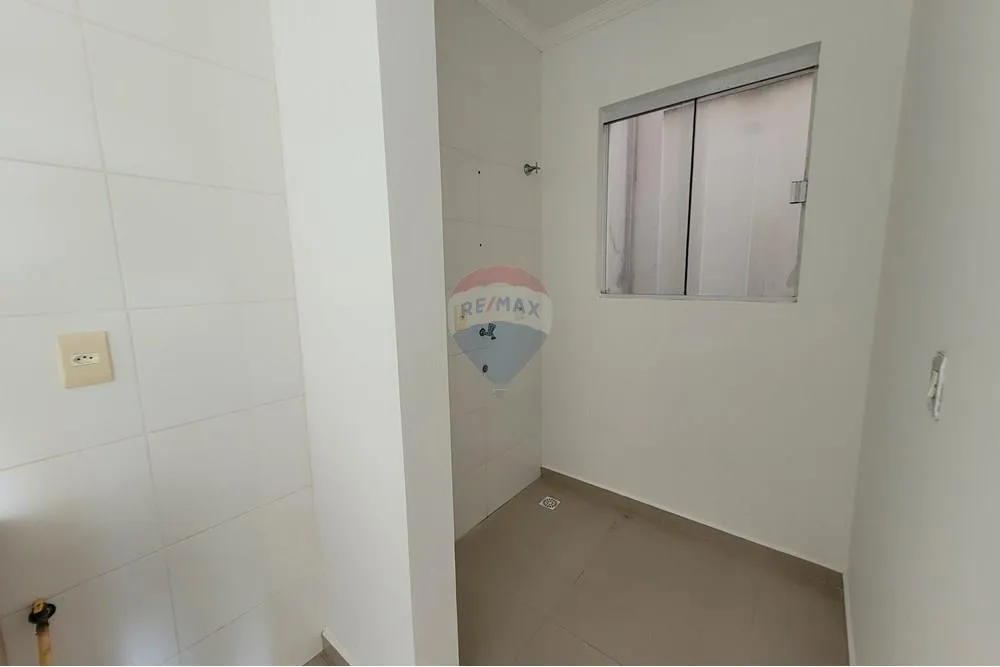 Balcony with a grill in a 2-bedroom apartment, 60 m² — photo 11