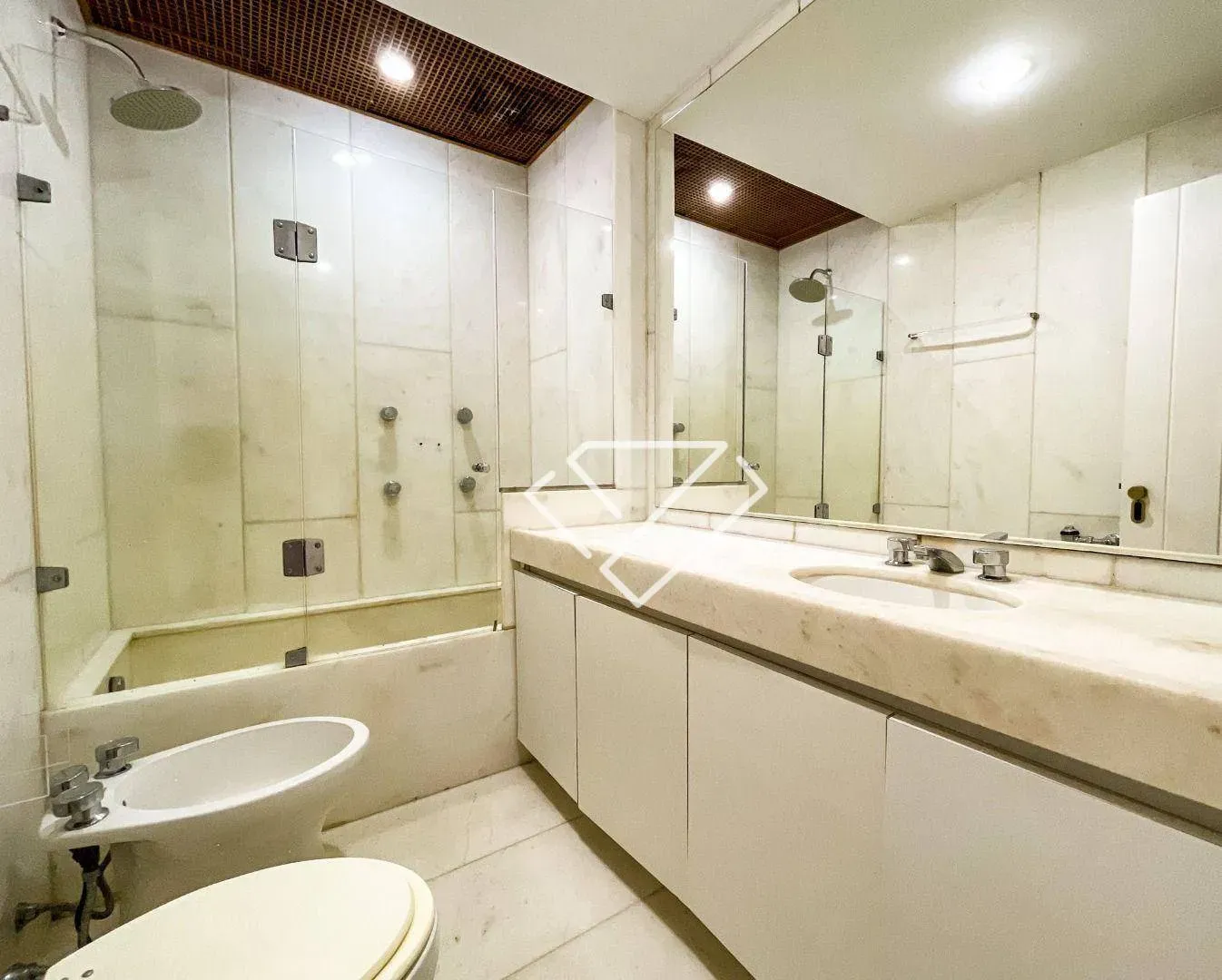 4-bedroom apartment with a balcony and laundry area — photo 25