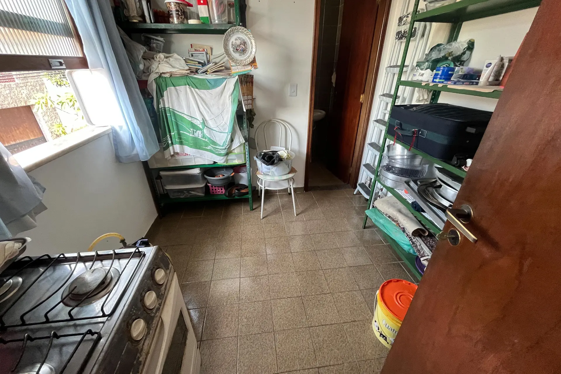 Furnished 3-bedroom apartment with laundry area — photo 45