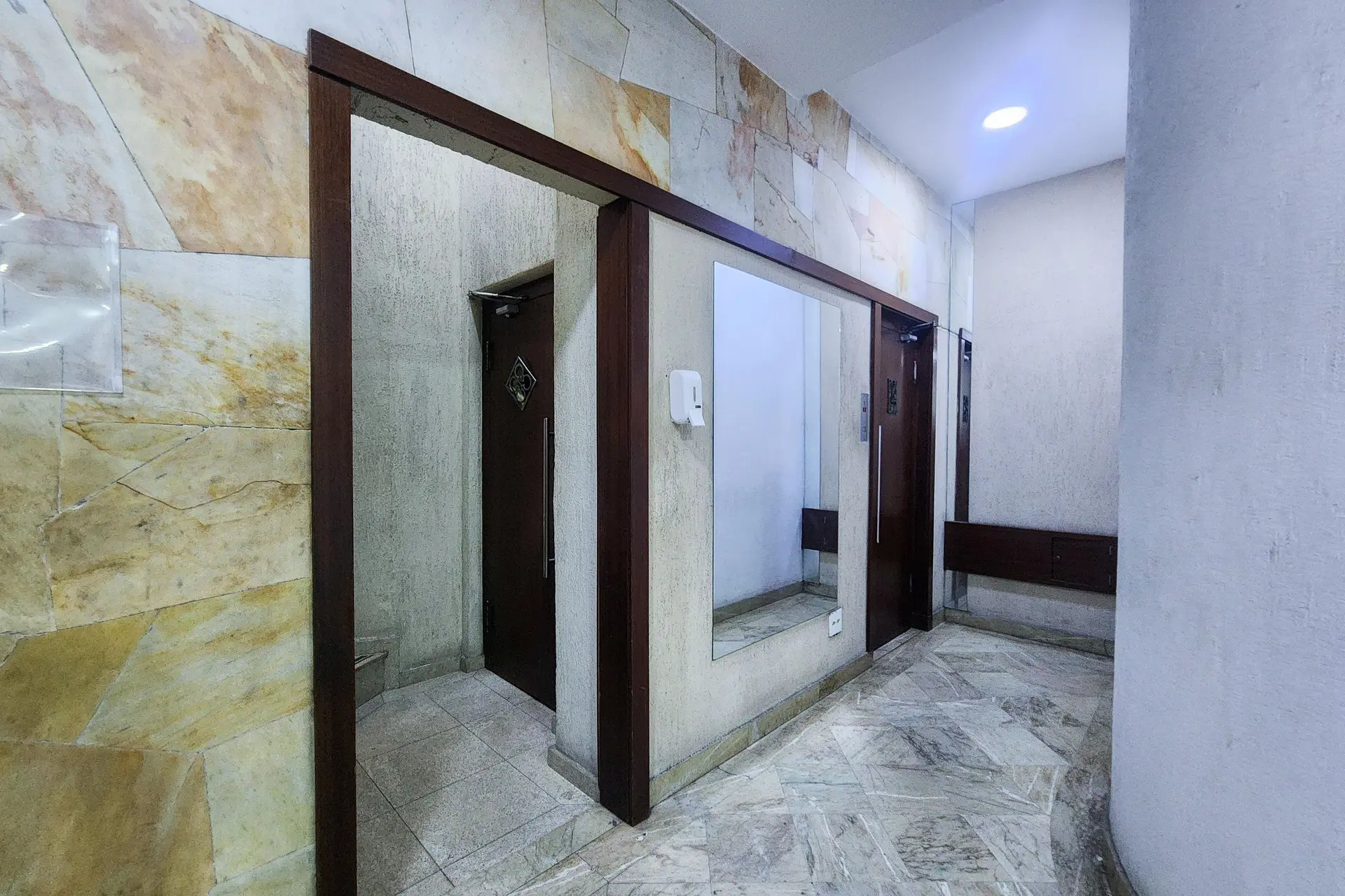 3-bedroom apartment with a bathtub — photo 17