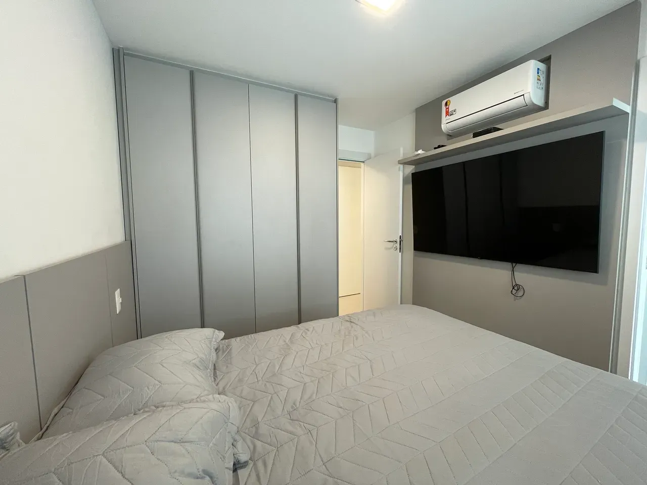 Furnished 151 m² apartment with 3 en-suite bedrooms and 2 parking — photo 11