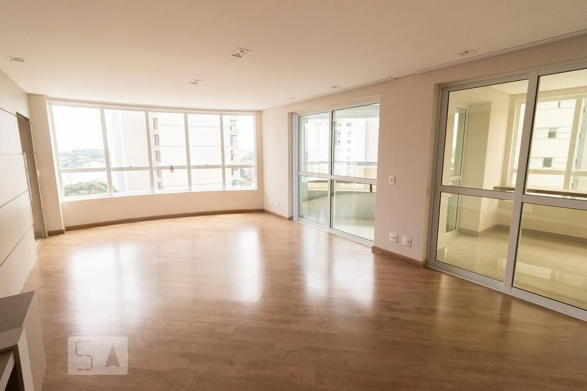 Bathtub in a 4-bedroom apartment, 255 m² — photo 11