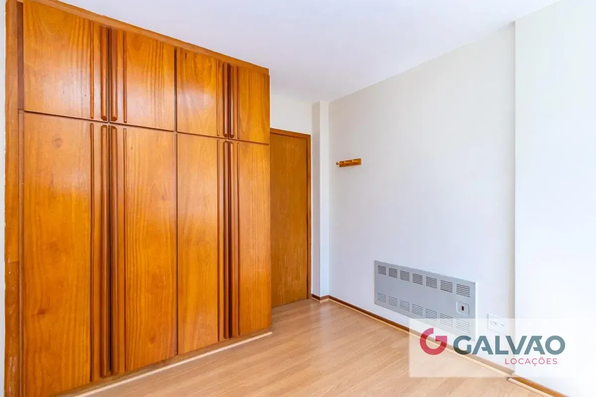 Glass-enclosed balcony in a 3-bedroom apartment, 116 m² — photo 7