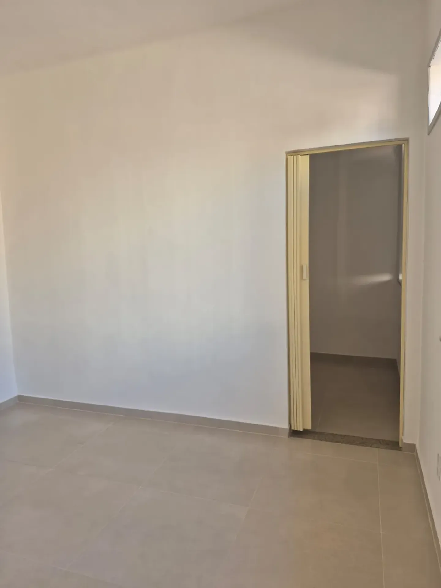 Apartamento sem mobília com cozinha planejada e tanque — photo 32