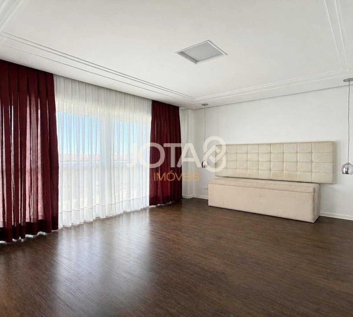 4-bedroom house with a glass-enclosed balcony in Curitiba — photo 21