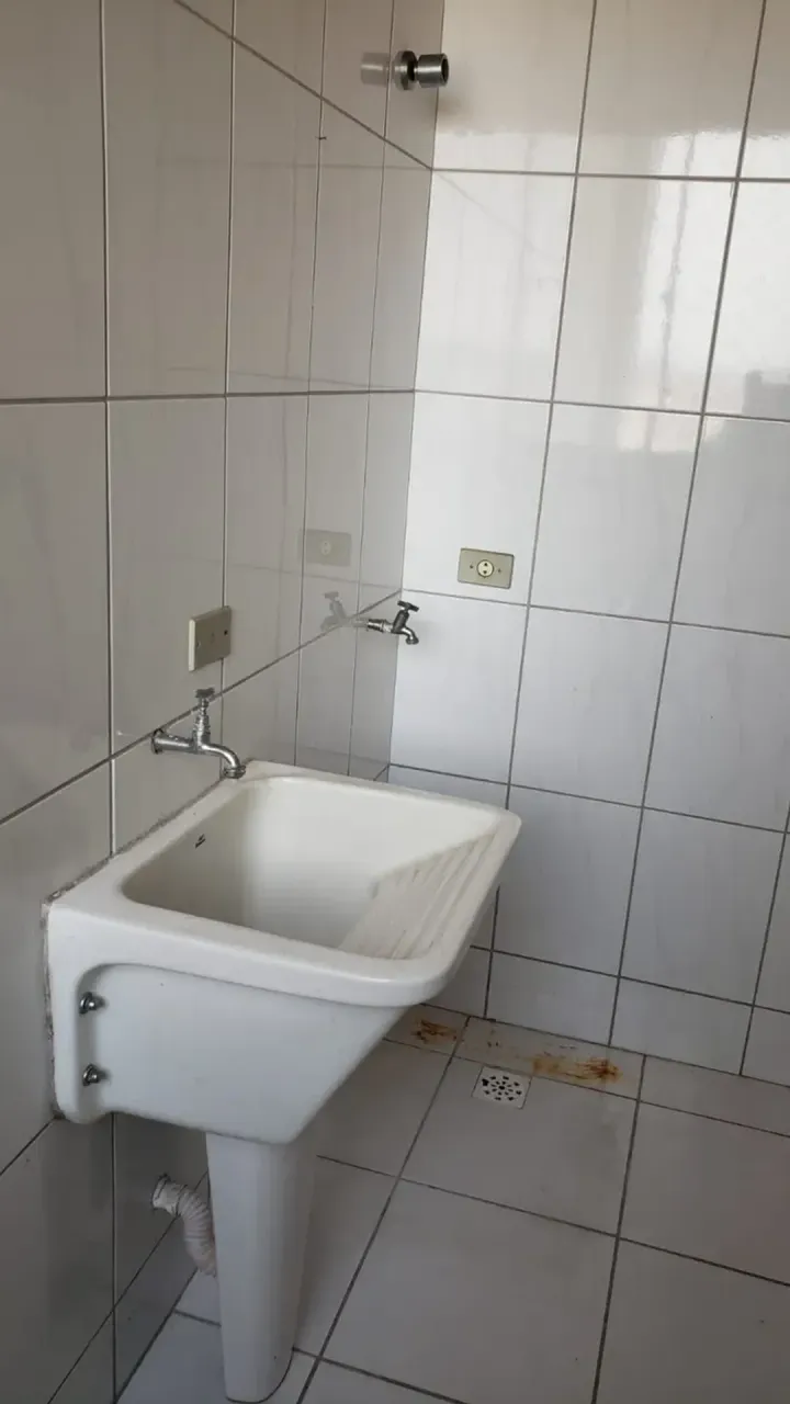 Apartamento com 2 quartos e box de vidro no banheiro — photo 10