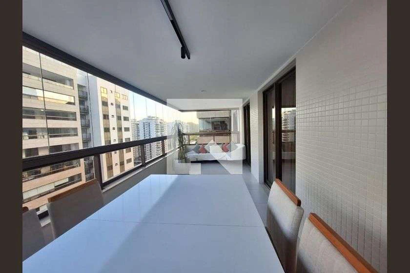 Apartamento mobiliado com 3 quartos e varanda fechada