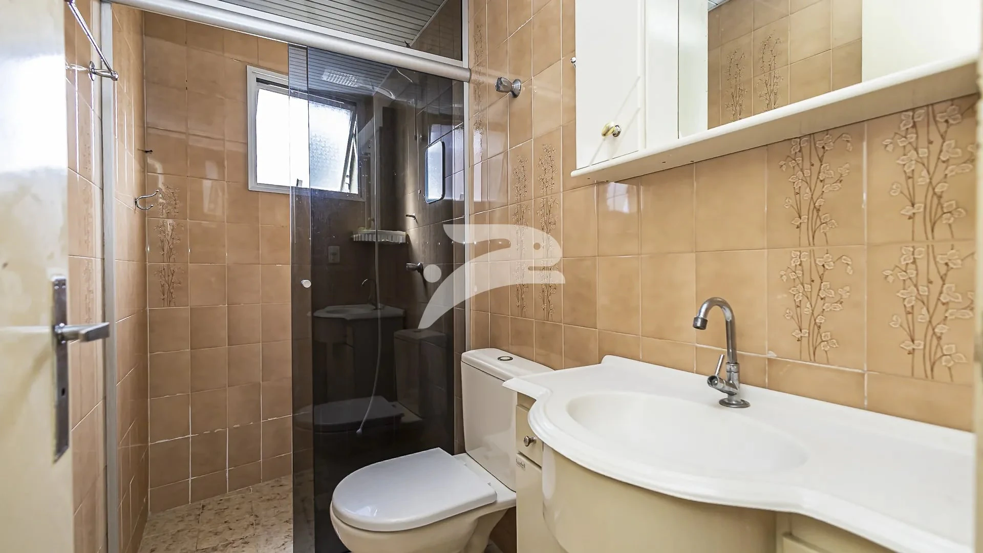 3-bedroom apartment with wood or laminate floors in Curitiba — photo 19