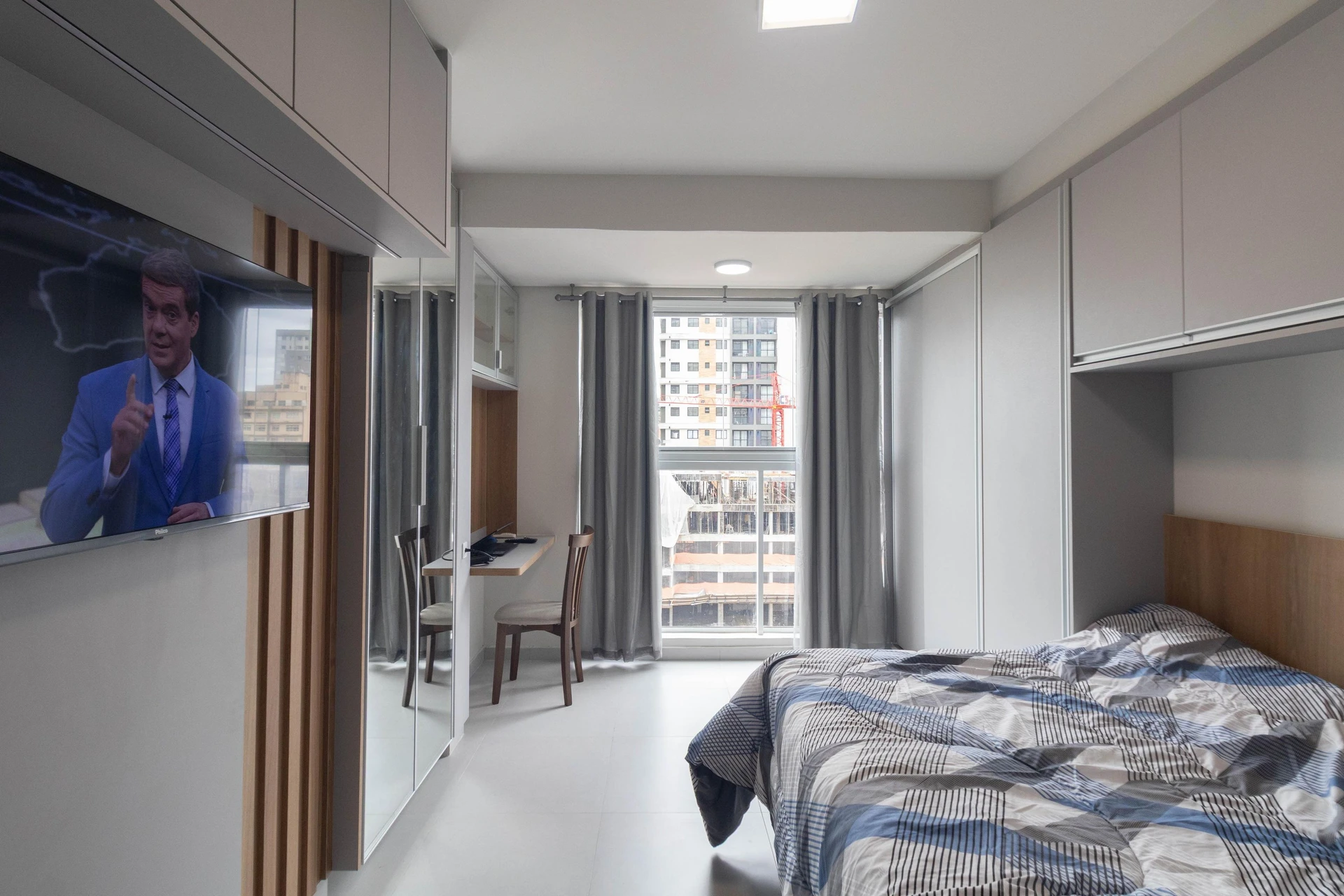 20 m² studio with a washing machine and a home office