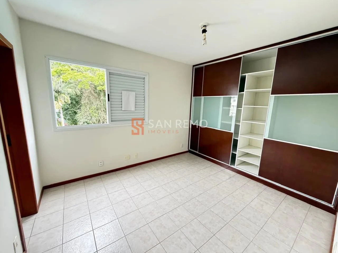 Glass-enclosed balcony in a 3-bedroom apartment, 92 m² — photo 9