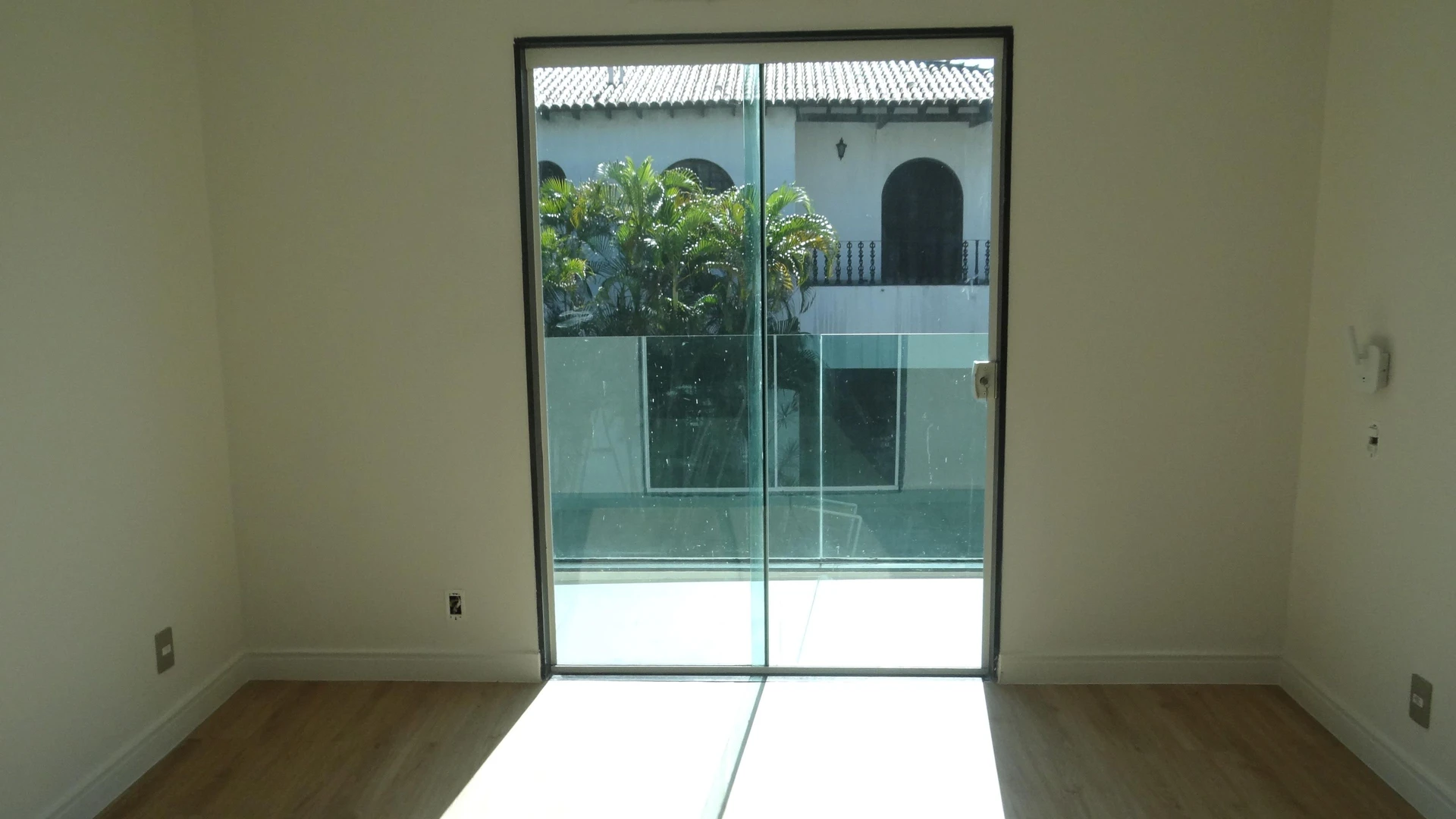 Casa de 384 m² com janelas do piso ao teto e varanda gourmet — photo 13