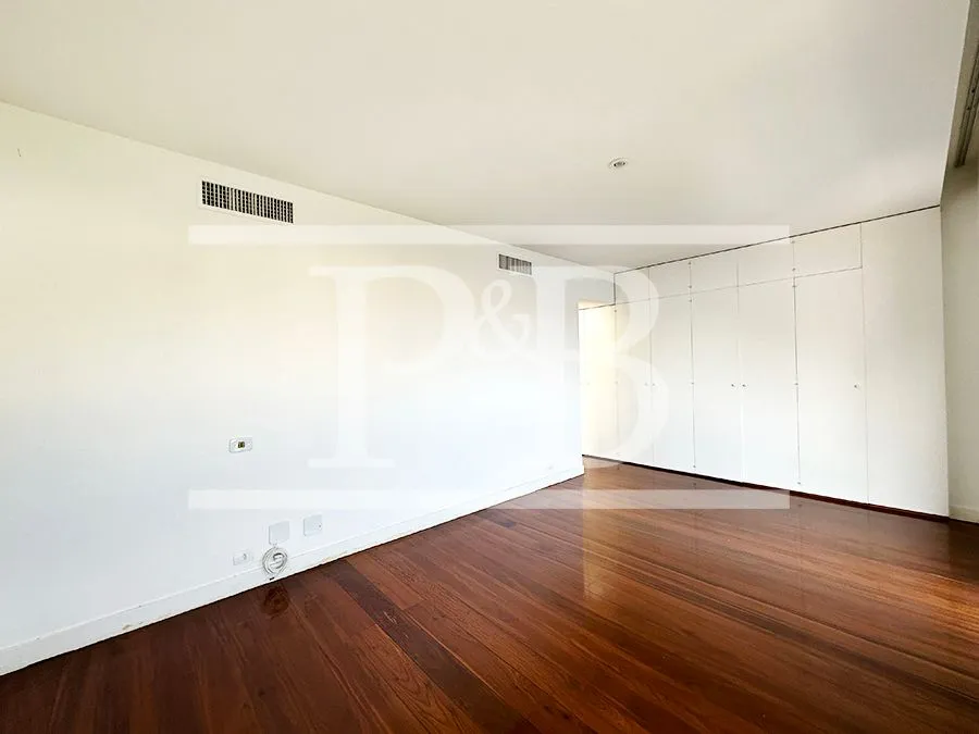 4-bedroom apartment with balcony and 319 m² — photo 15