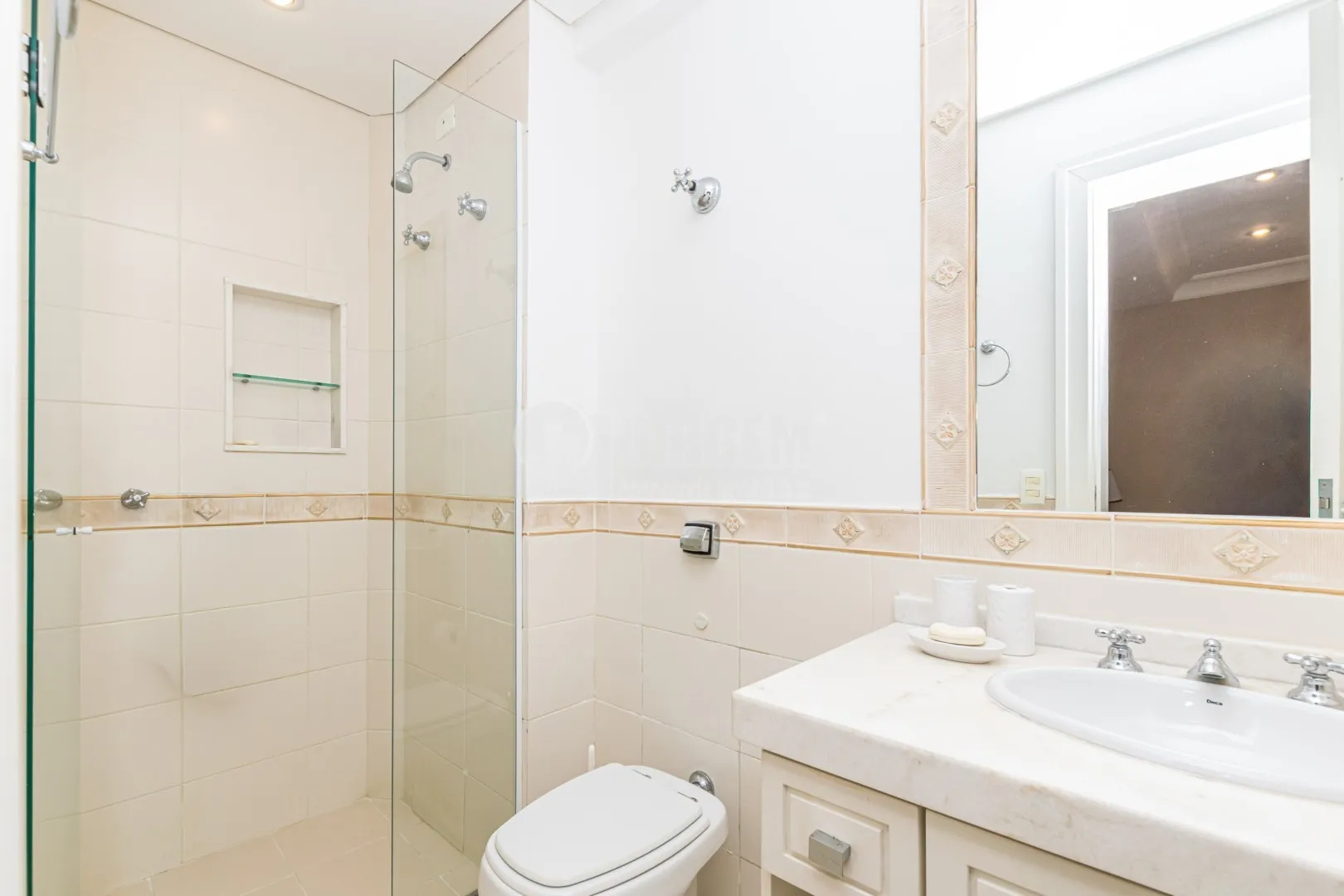 589 m² house with a bathtub and a water view — photo 45