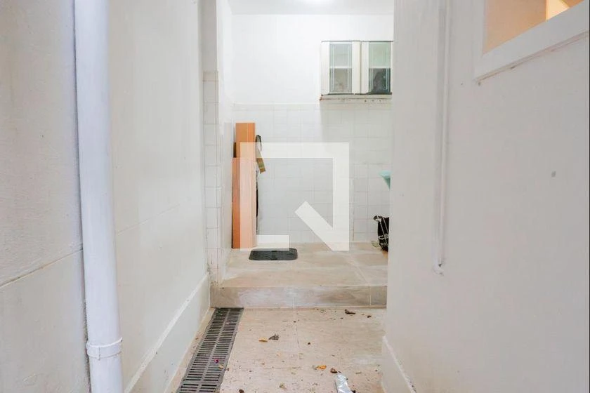 One-bedroom apartment with wood or laminate floors — photo 4