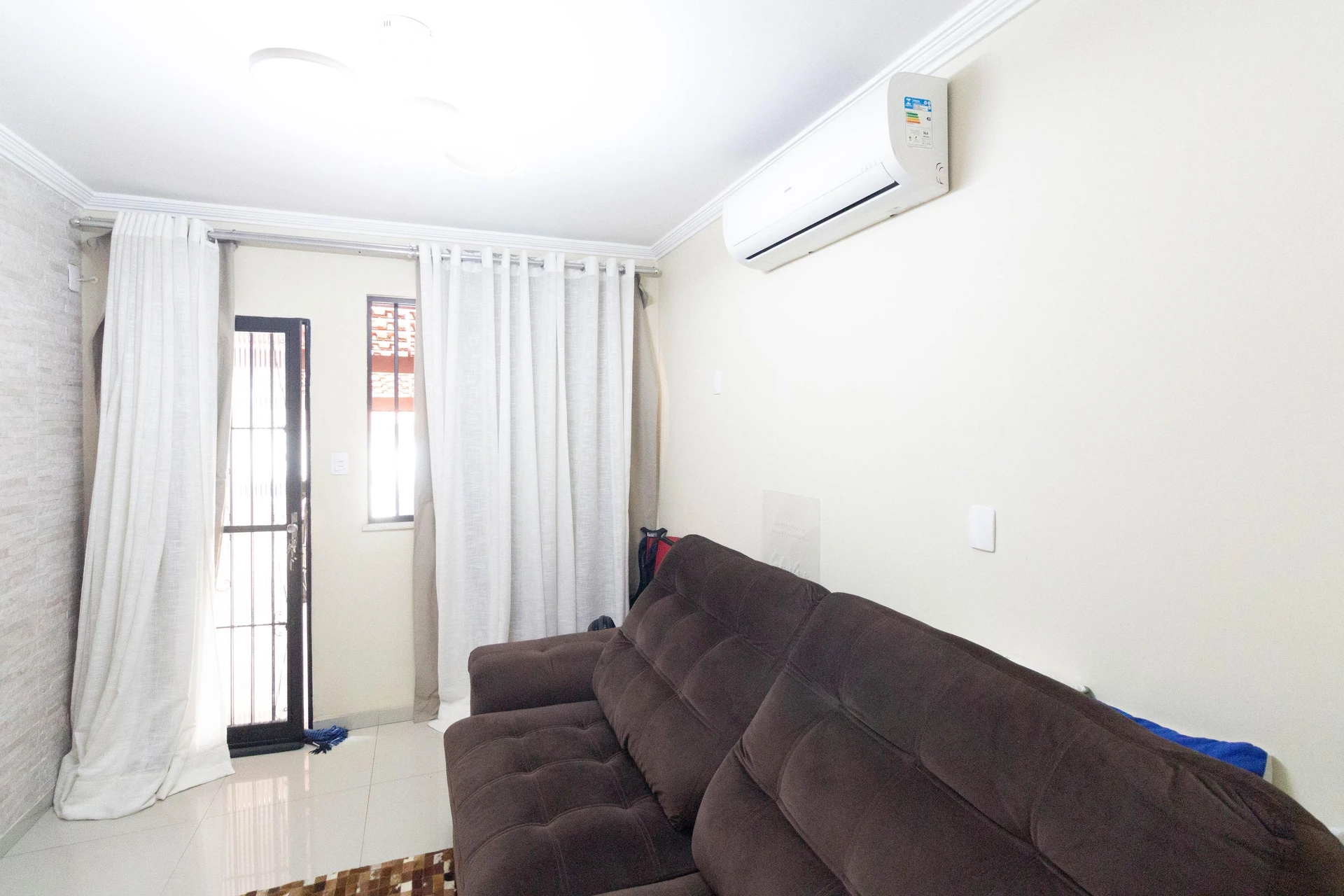 Balcony with a grill in a 2-bedroom house, 80 m² — photo 25