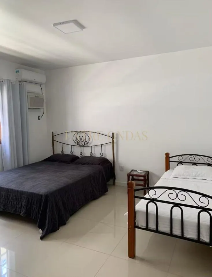 Walk-in closet in a 5-bedroom house, 400 m² — photo 4