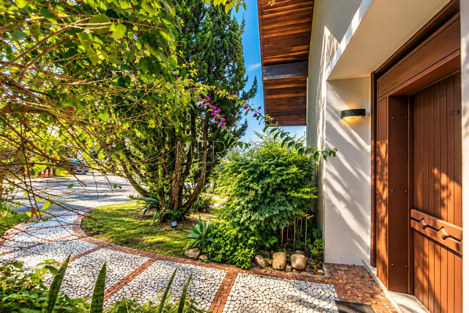 3-bedroom house with a bathtub in Curitiba — photo 79