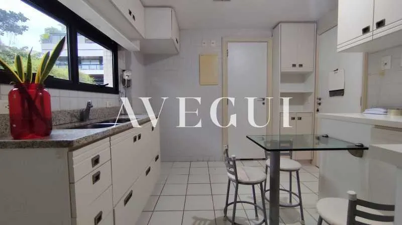 165 m² apartment with 3 bedrooms, 5 baths, and balcony — photo 28