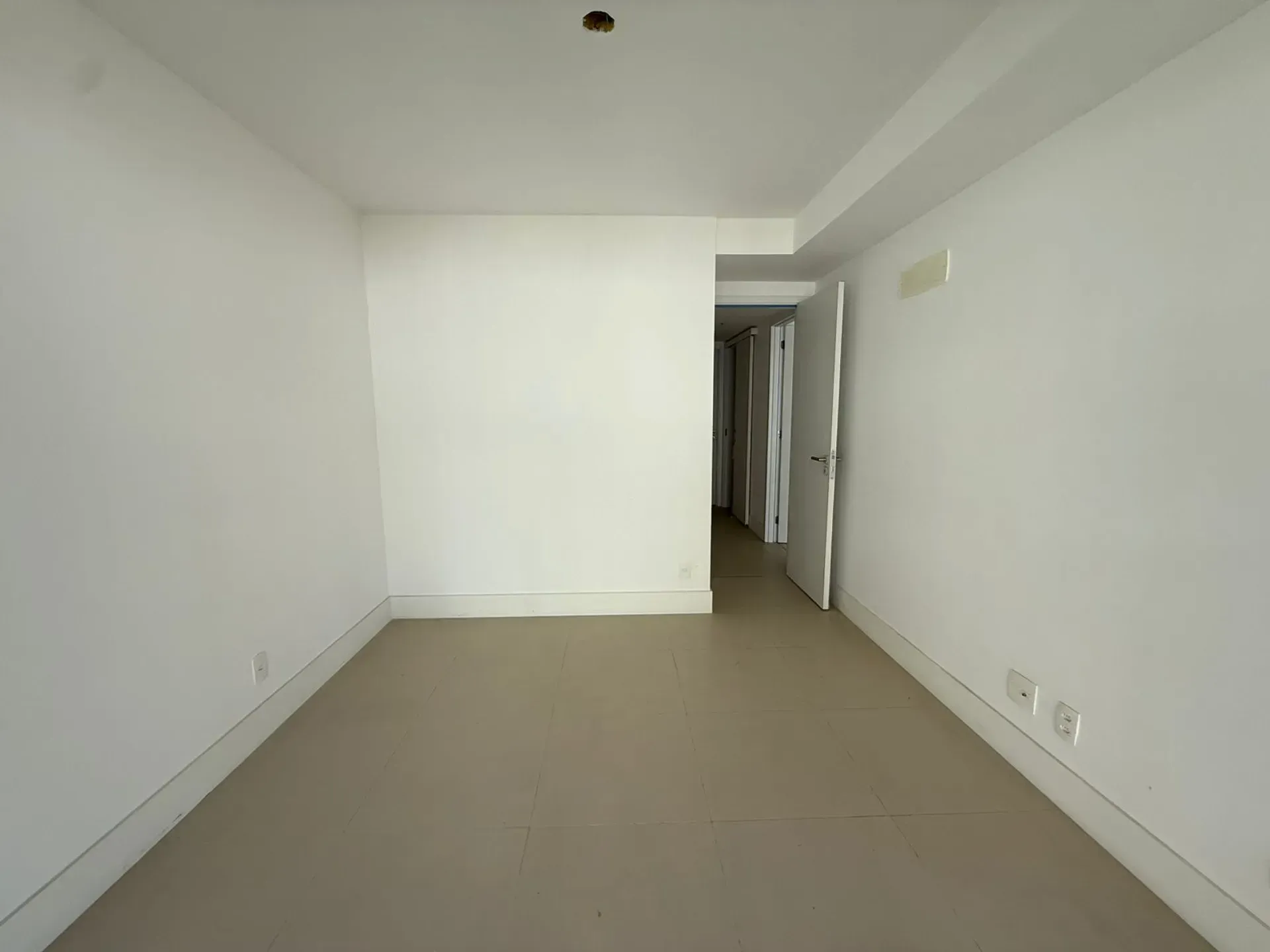 Apartment with balcony, 3 bedrooms and 2 parking spots — photo 19