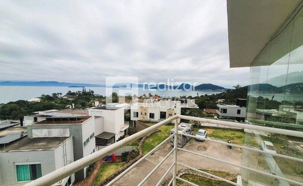 Bañera y 3 dormitorios: casa de 718 m² — photo 10