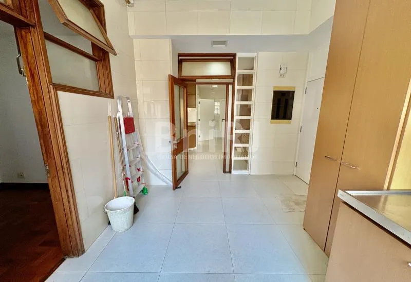 Apartamento de 180 m² com varanda fechada e fogão a gás — photo 4