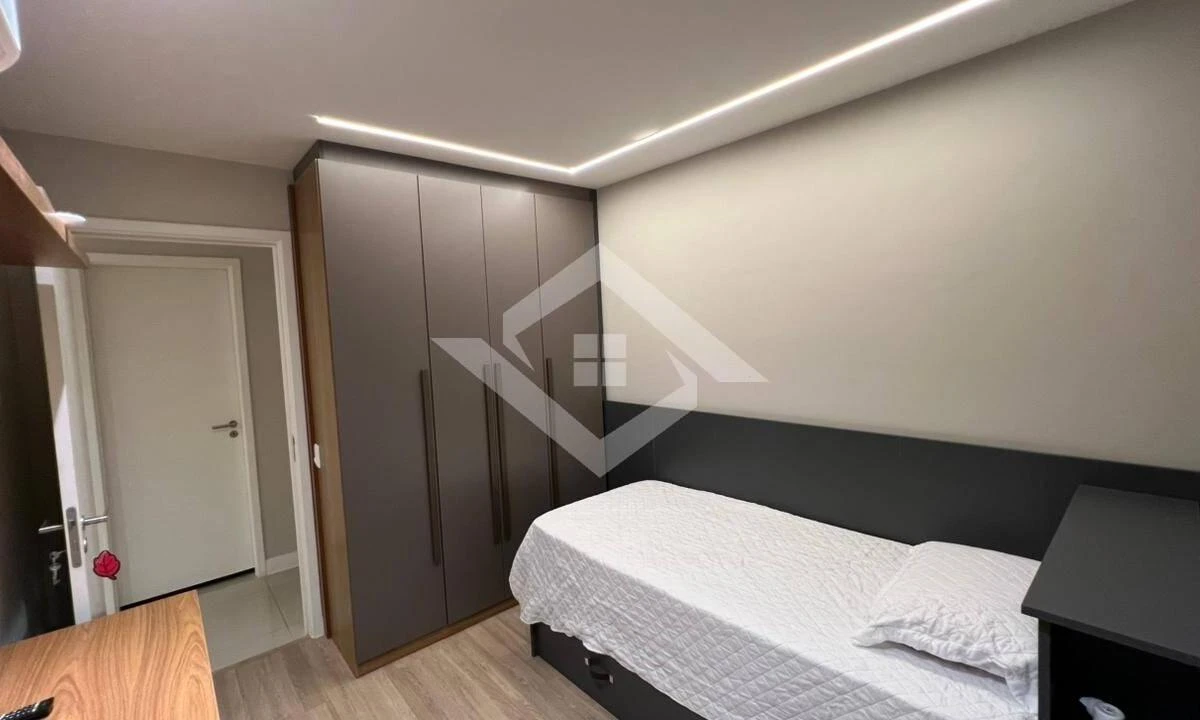 Furnished 2-bedroom apartment with glassed balcony — photo 11