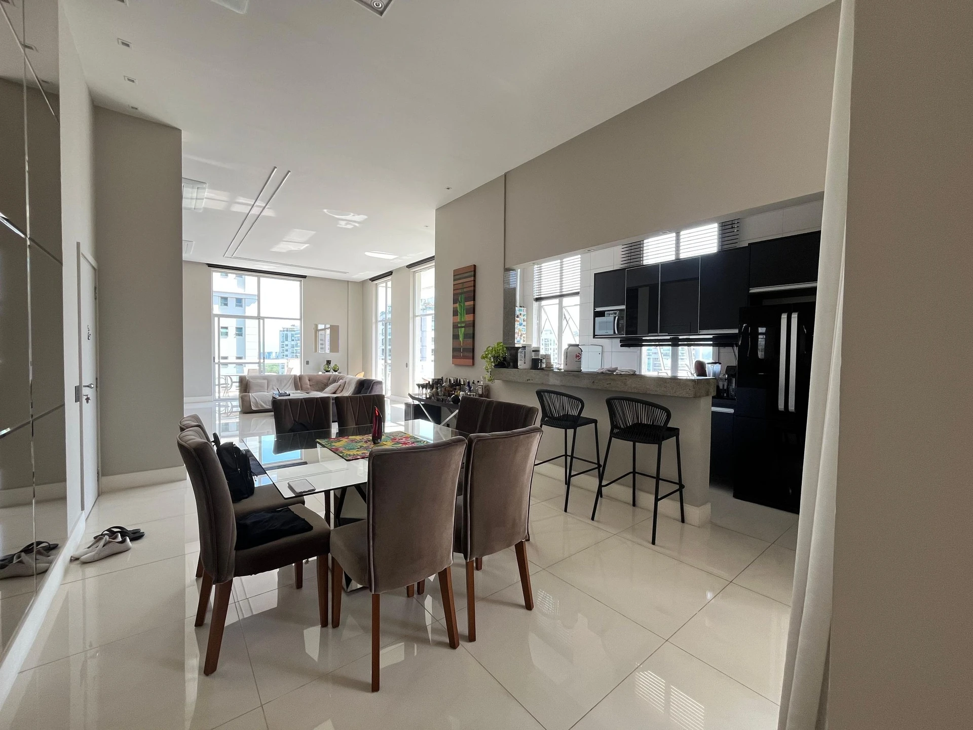 One-bedroom apartment with floor-to-ceiling windows — photo 29